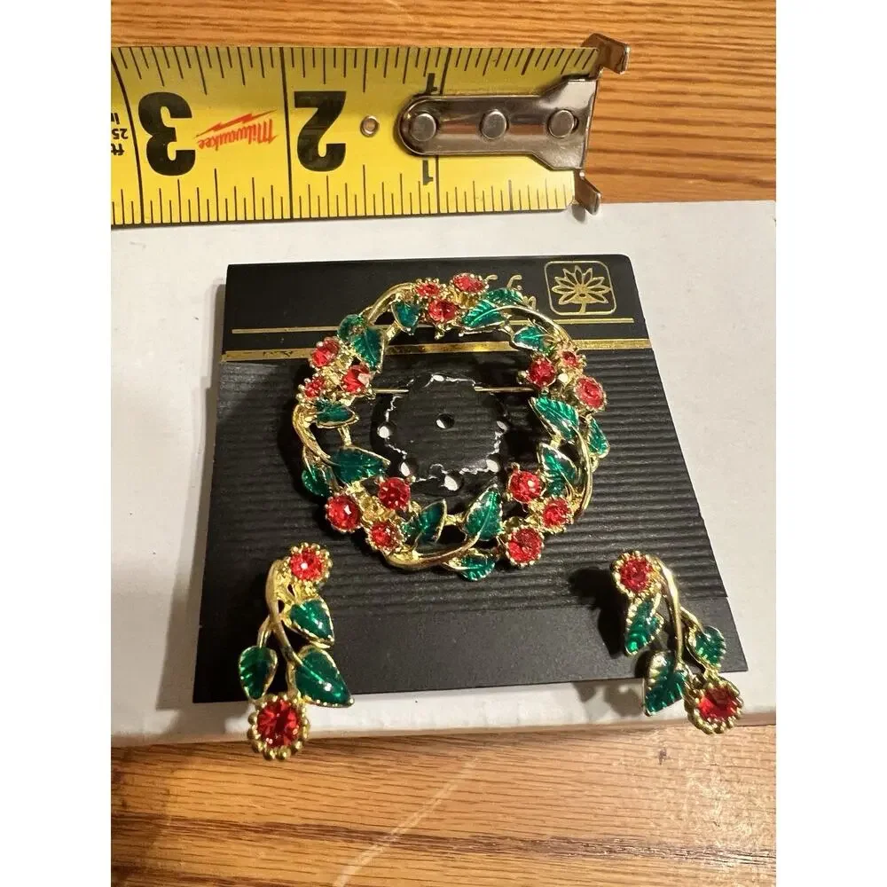 Vintage Christmas Wreath Gold Tone Red Green Pin Brooch Holidays & Earrings